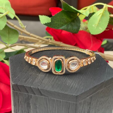 Openable kundan bracelet with emerald stone