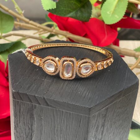 Openable kundan bracelet with emerald stone